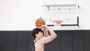 体育彩票-休赛期训练！杨瀚森社媒晒训练照：练练练