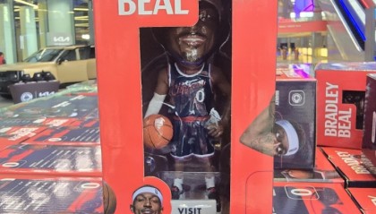 吸引力如何？船记：快船主场今日将发放比尔造型的摇头娃娃